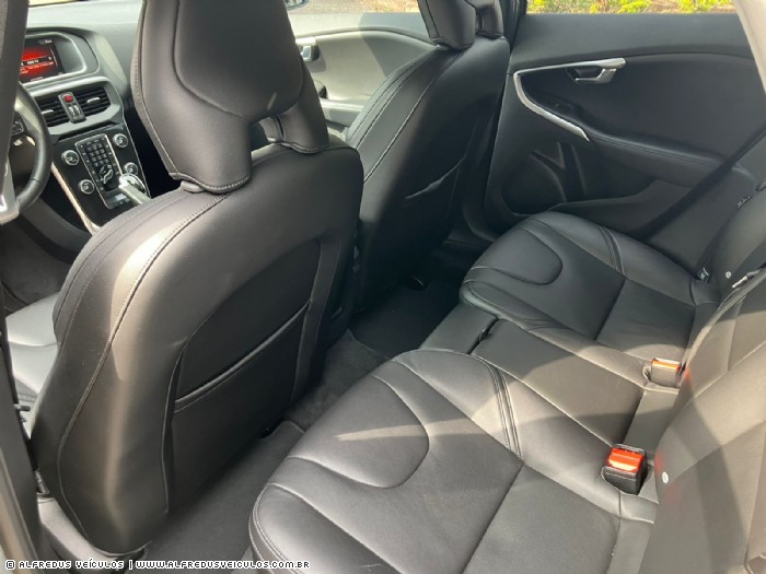 Volvo V40 2.0 T4 MOMENTUM  2018/2019